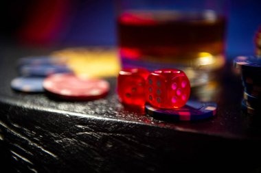 Dealer hand reveal and payout calculation after hand completion